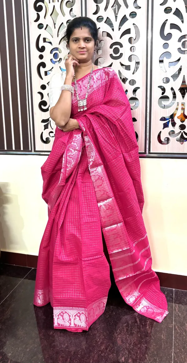 Madurai sungudi cotton Silver Zari Check Self Saree - Rani Pink