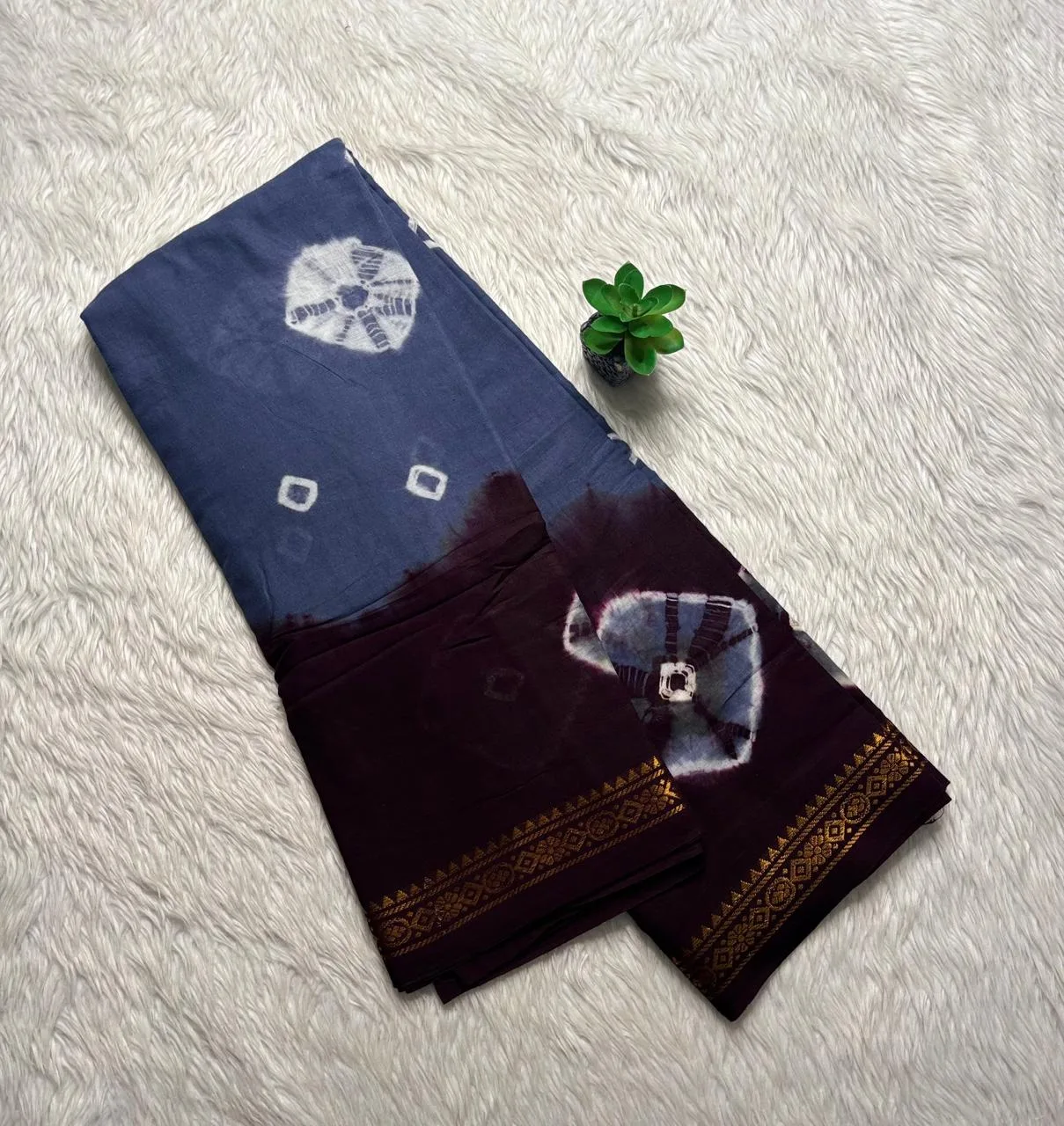 Madurai Sungudi Bandhini Soft cotton Sarees - Ash with Blue -Bandhini