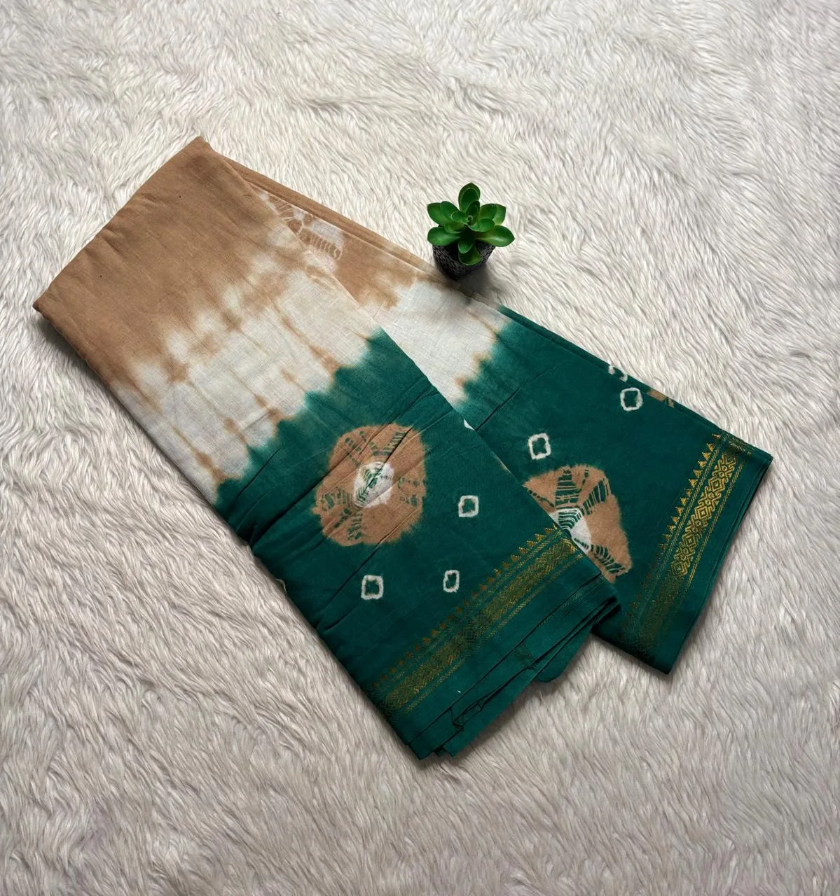 Madurai Sungudi Bandhini Soft cotton Sarees - Biscuit with Green -Bandhini