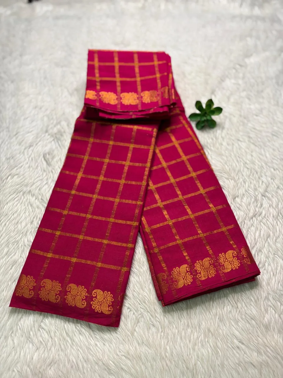 Sungudi Cotton Vanaja Self Checked Saree - Rani pink