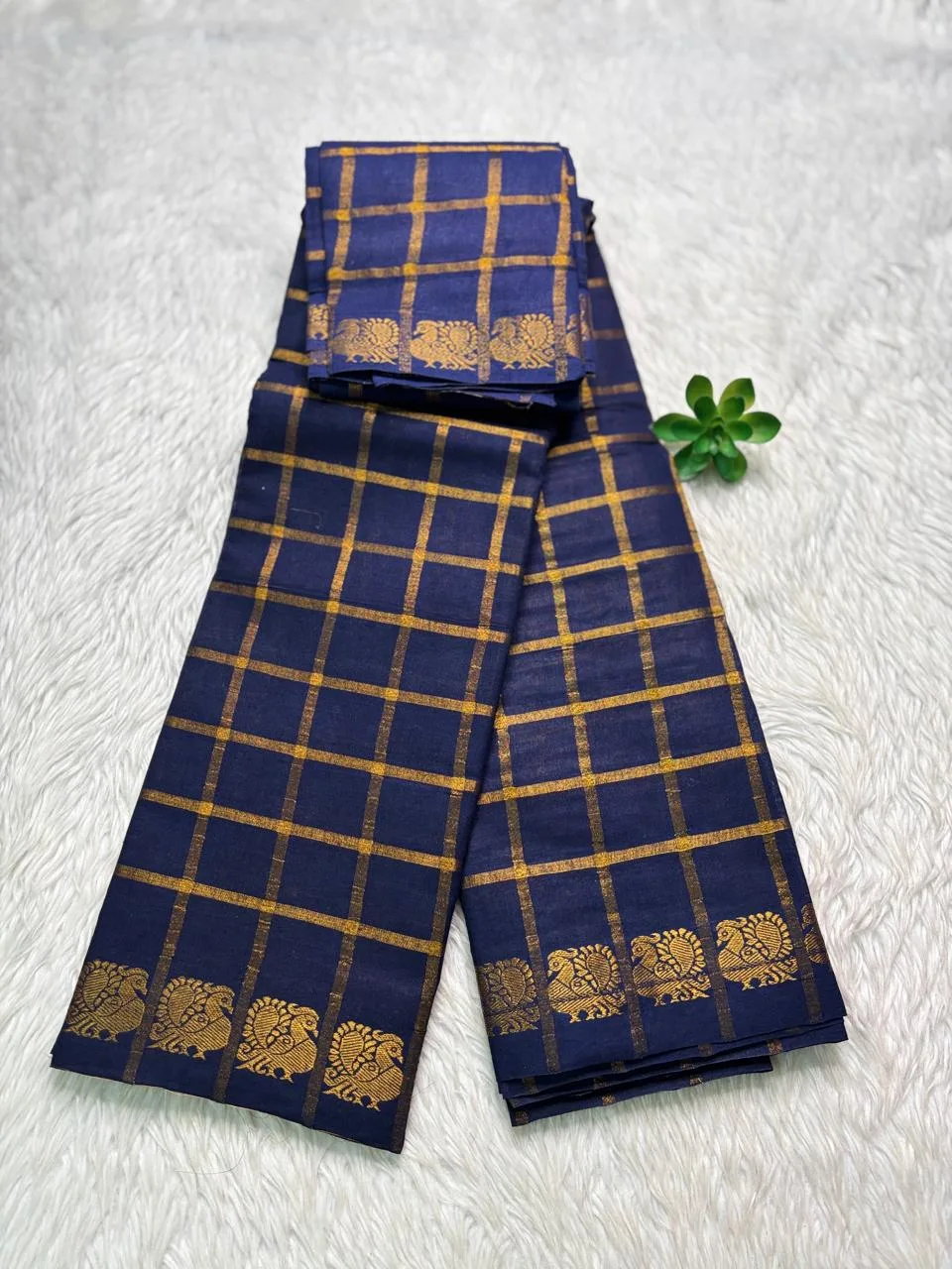 Sungudi Cotton Vanaja Self Checked Saree - Navy blue
