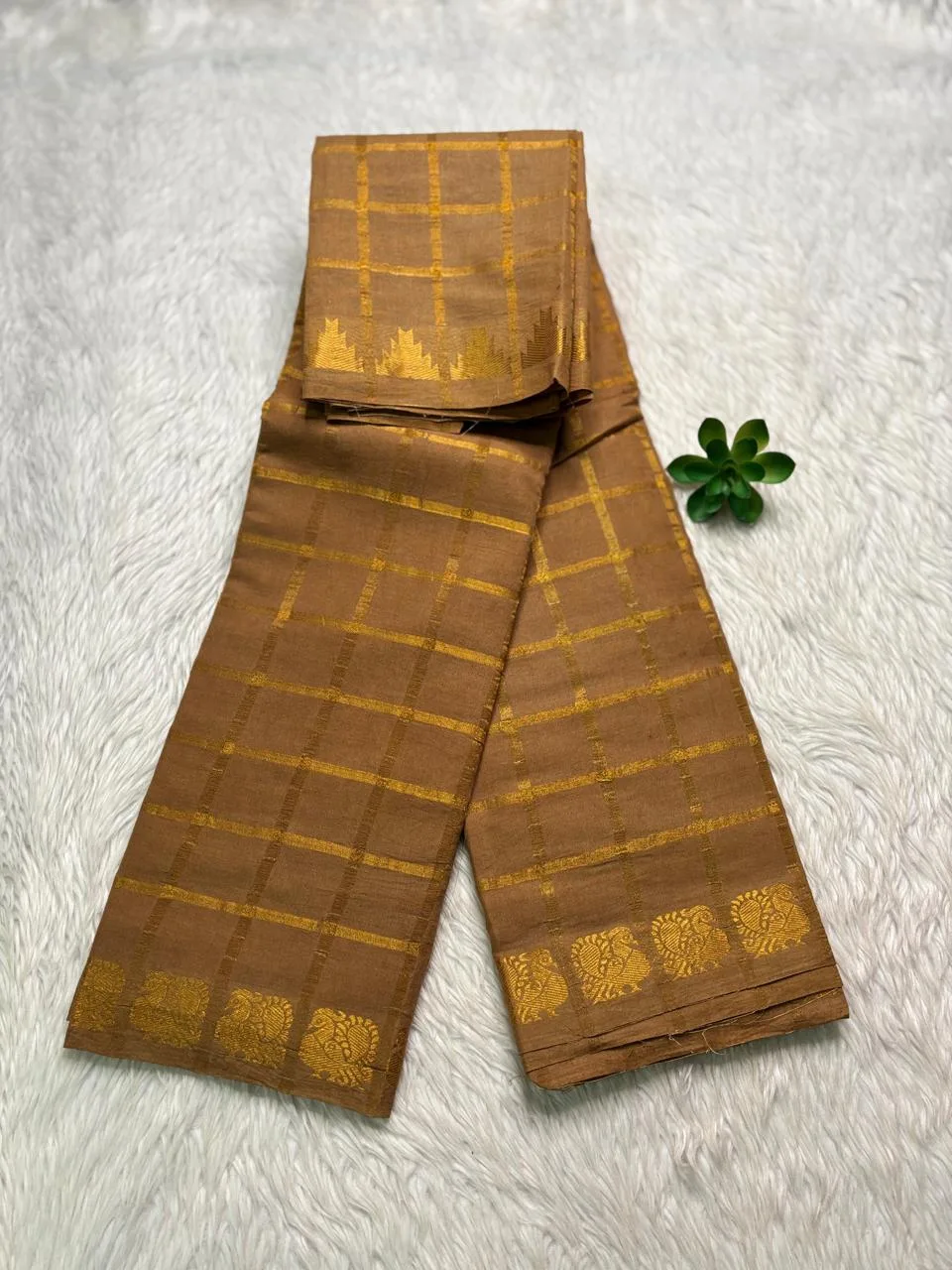 Sungudi Cotton Vanaja Self Checked Saree - Biscuit