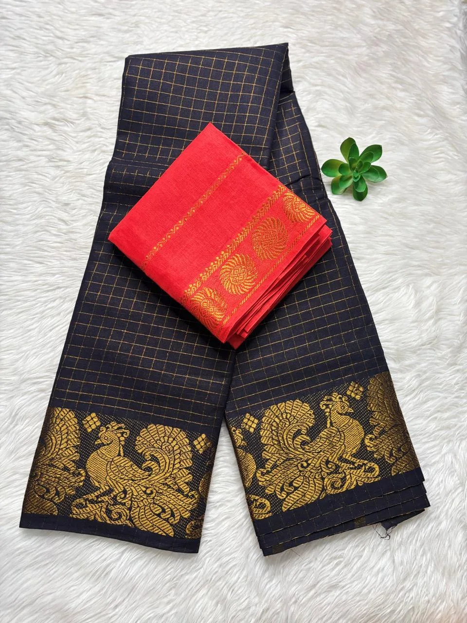 Madurai Sungudi Cotton Self Zari Checked - Black(Red blouse) - Self Zari Gold