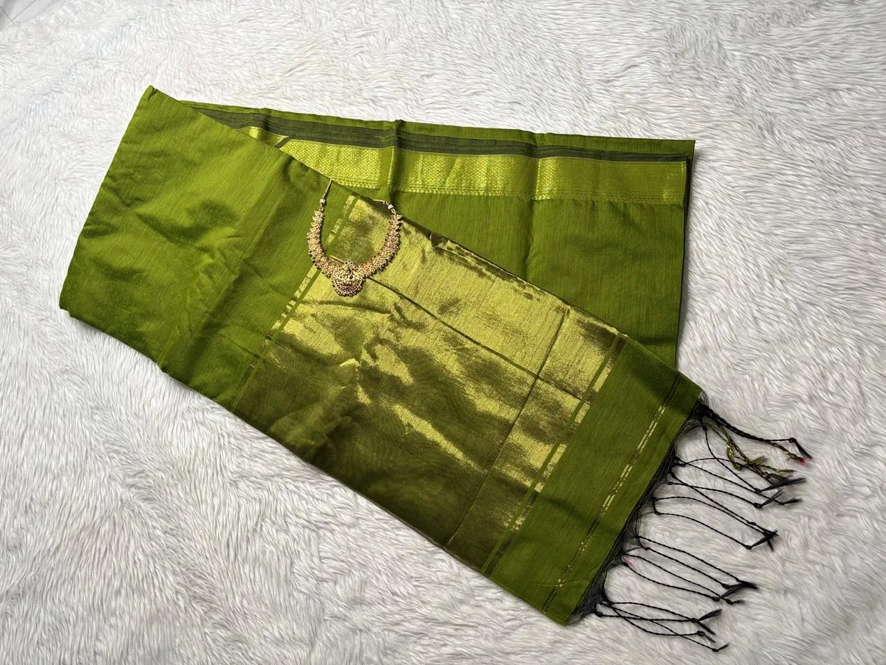 Maheswari silk cotton sarees with running blouse-Mehandhi green