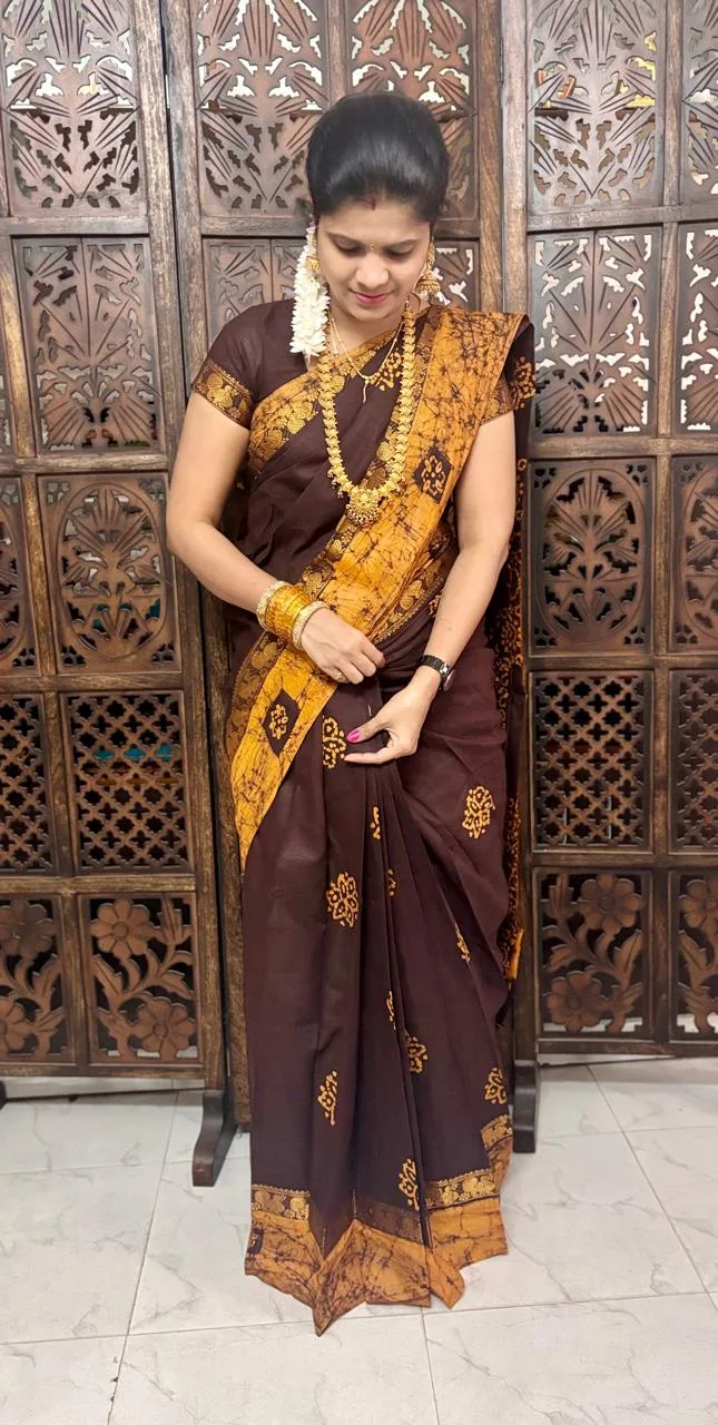 Madurai Sungudi 100 Count Wax print Sarees - Brown - Wax print