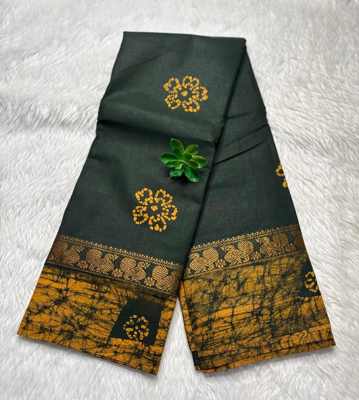 Madurai Sungudi 100 Count Wax print Sarees - Dark green - Wax print