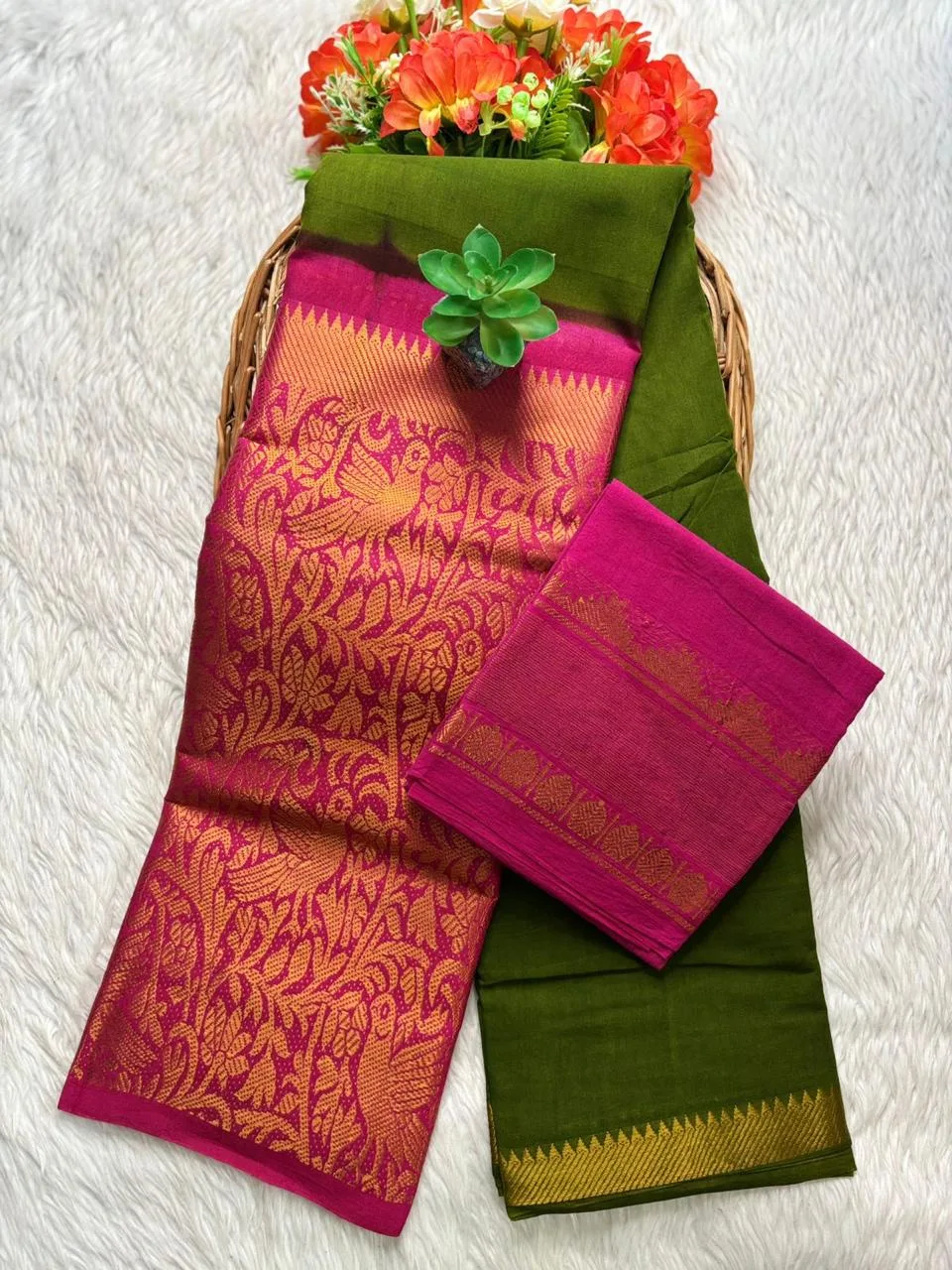 Sungudi Cotton Sarees - Vaseegara design 19 inch border - Mehandi green with pink
