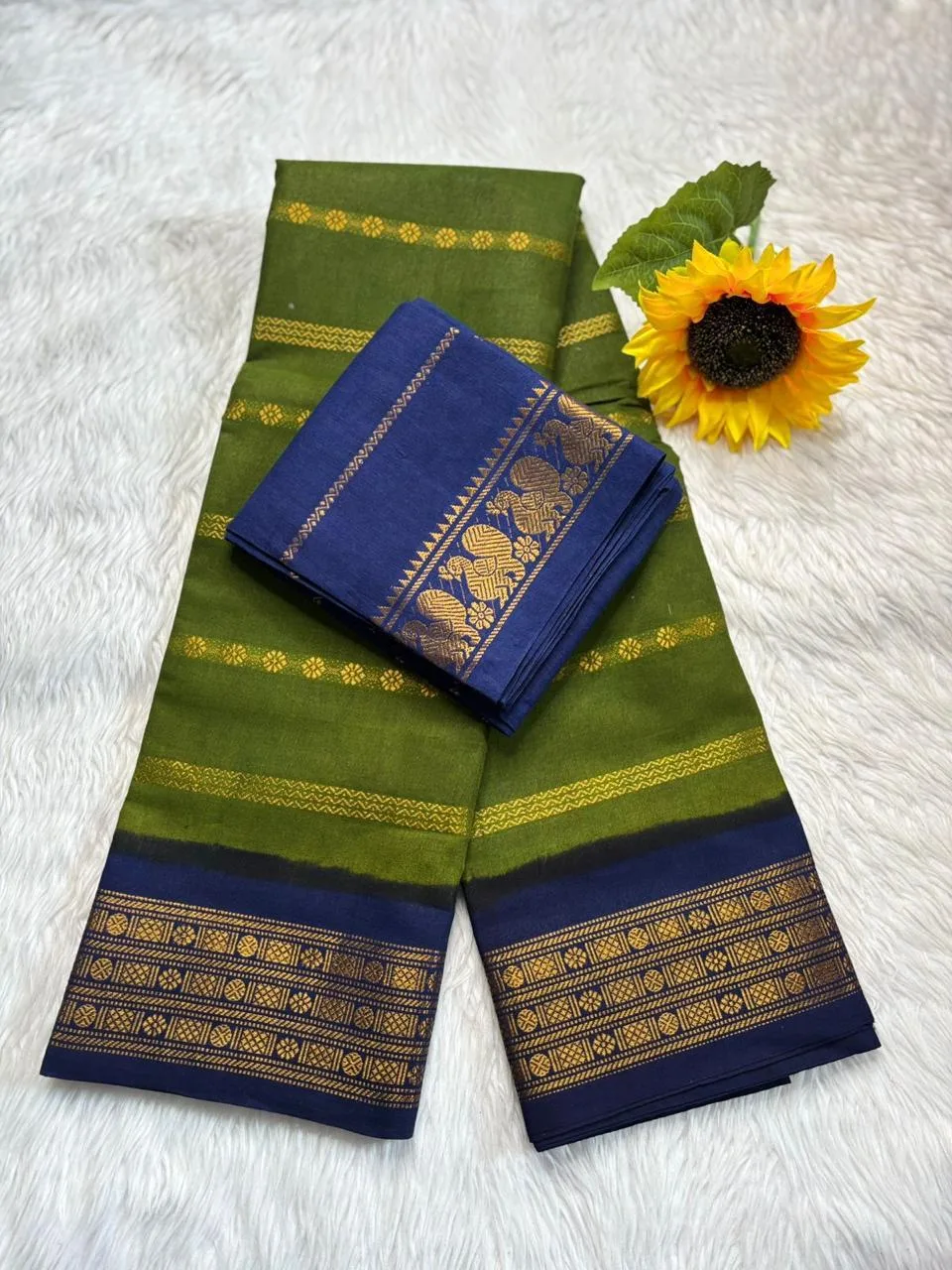 Madurai Sungudi cotton Veludhari contrast border Saree-Mehandi Green with Blue