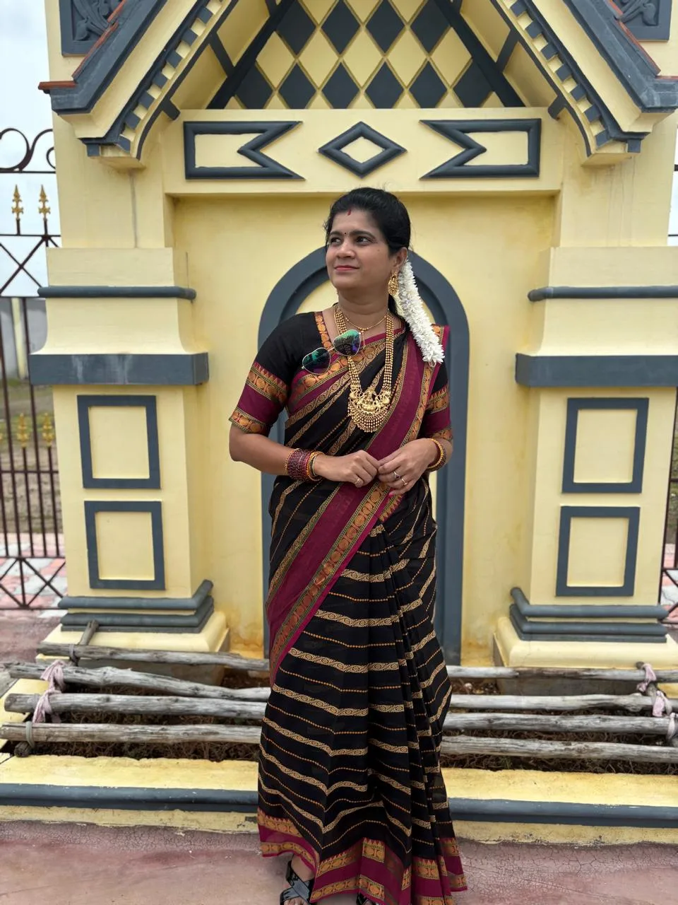 Kanchi Cotton Veludhari saree with Running Blouse- Black with Magenta pink