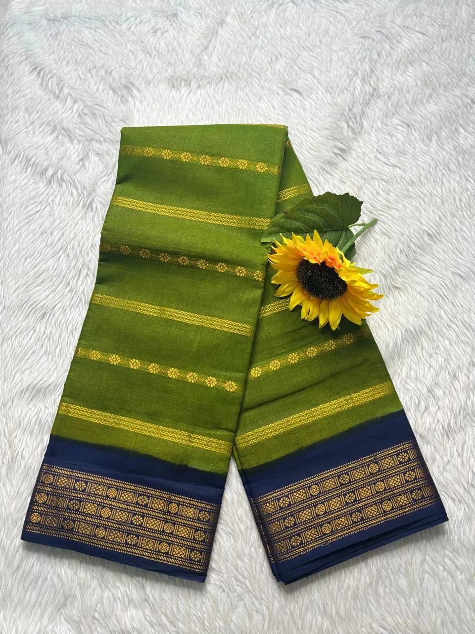 Madurai Sungudi Cotton Veludhari Contrast Border with running blouse - Mehandi green with blue