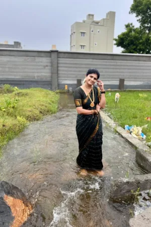 Madurai sungudi cotton Veludhari Small Self border -Bottle green