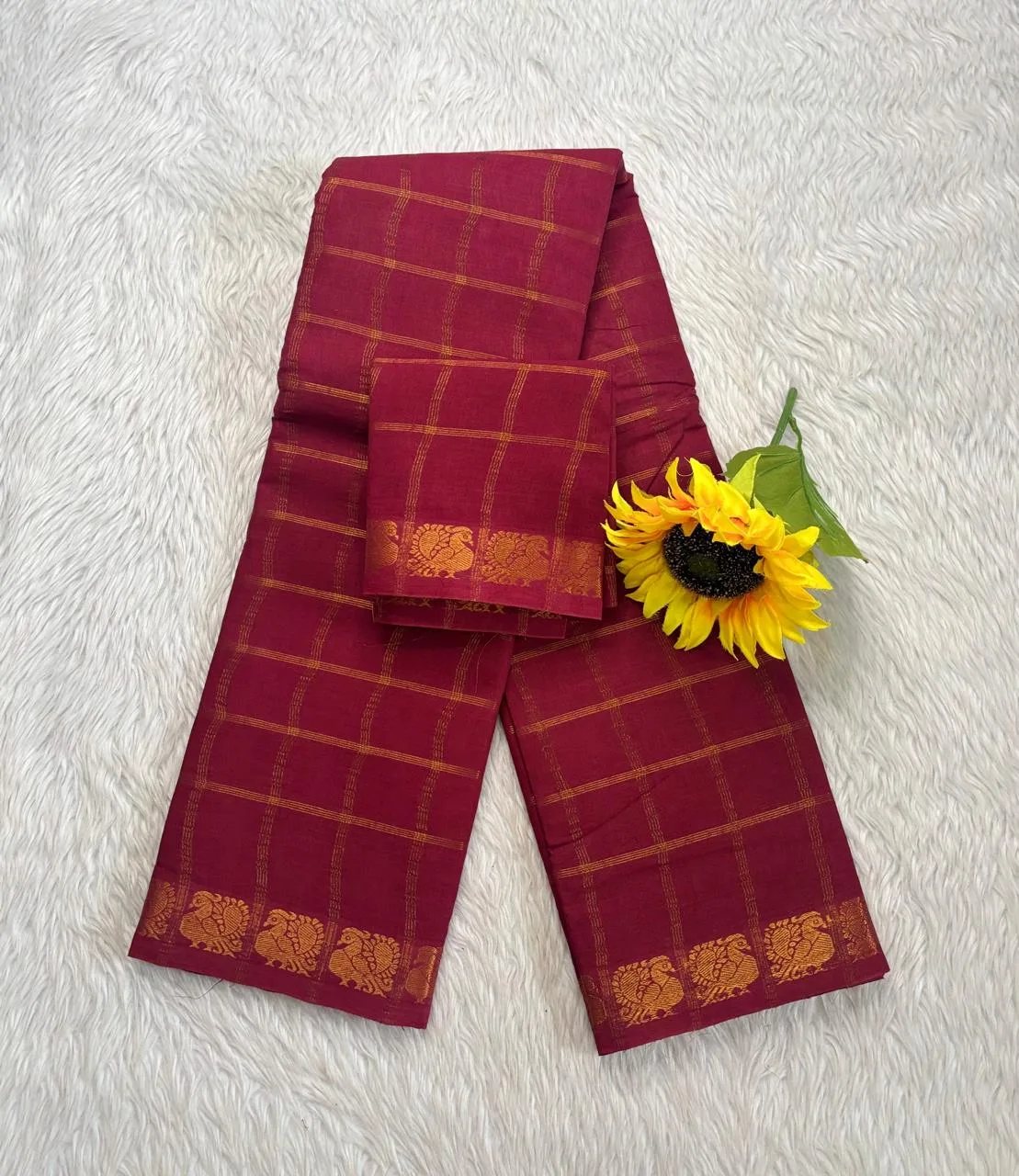 Madurai Sungudi Cotton Pavithra checked Saree With Blouse - Red